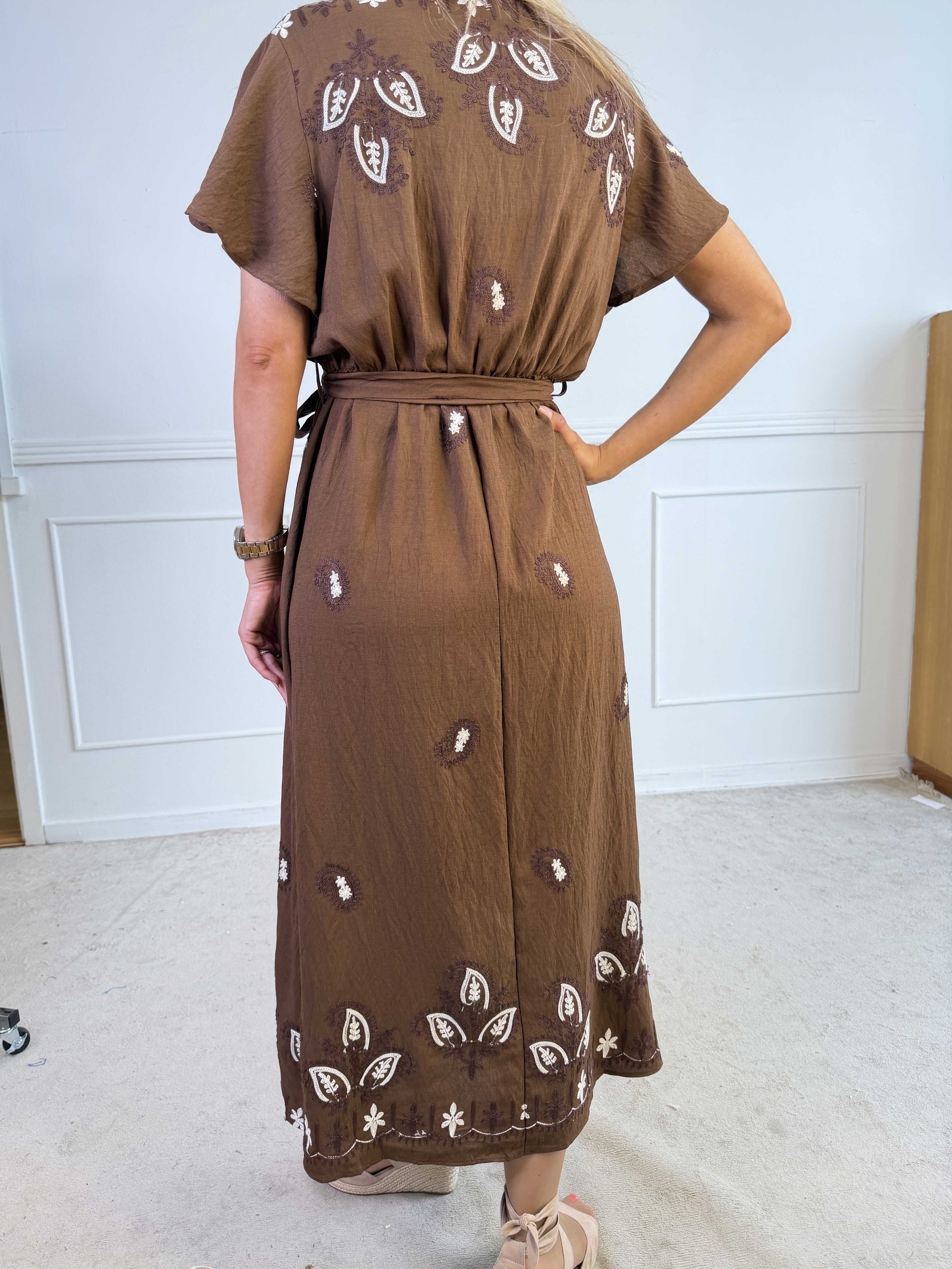 Nidia - Feminin kjole i viskoseblanding med broderet paisley mønster